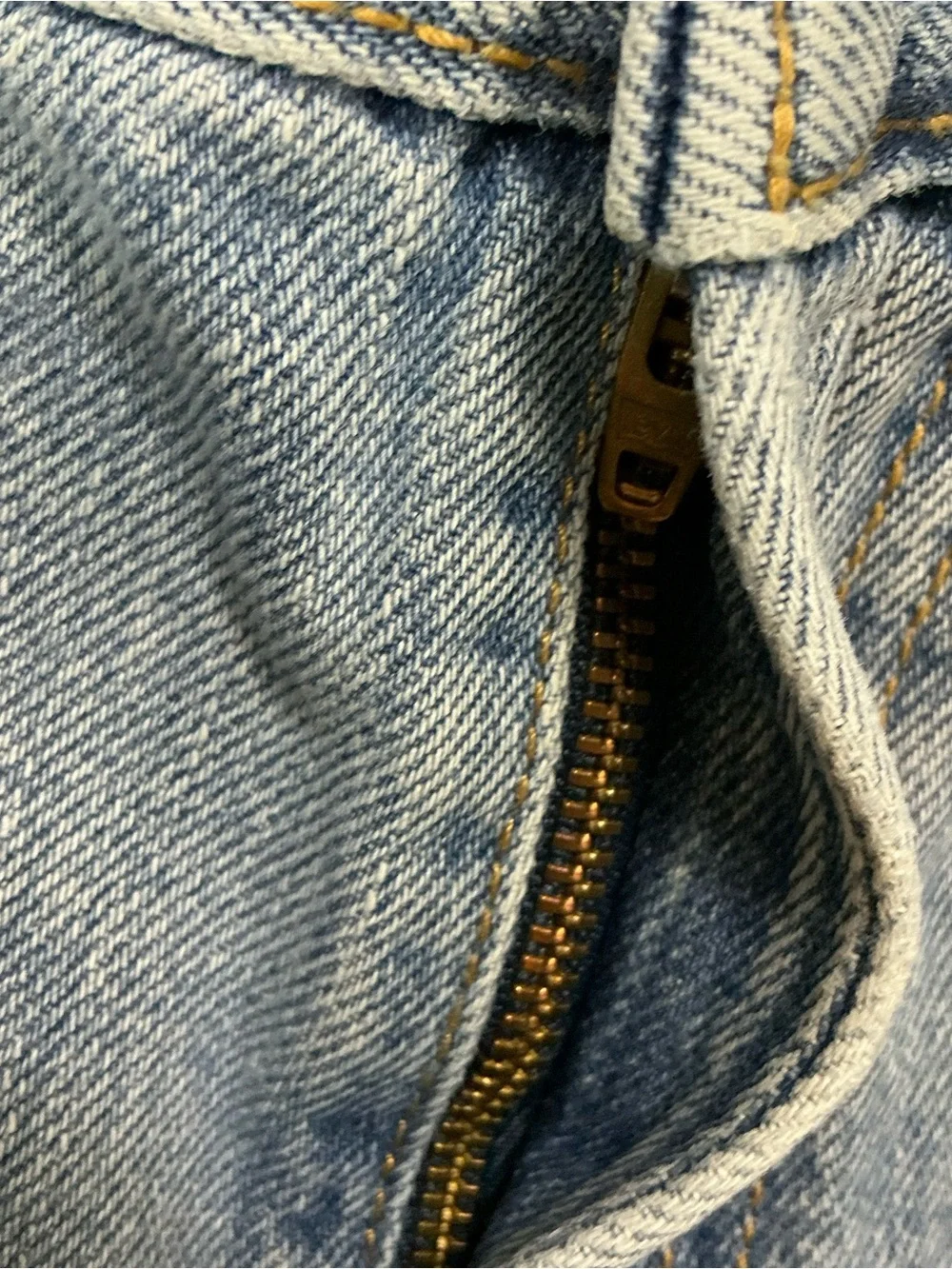 Vintage Levi’s 550 relaxed fit medium/light wash straight leg jeans 33 x 30